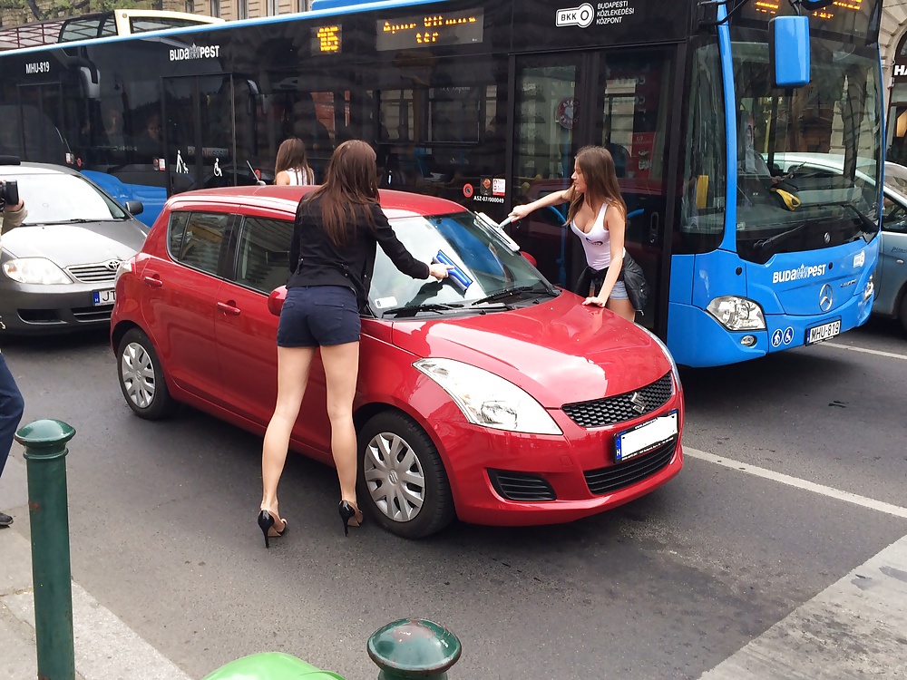 Lavadora de mujeres sexy en las calles de budapest 
 #25373710