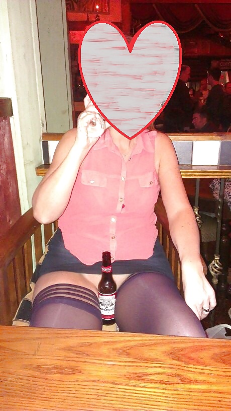 Bas Upskirt En Pub. Chatte Clignotant Dans La Barre Publique #26842908