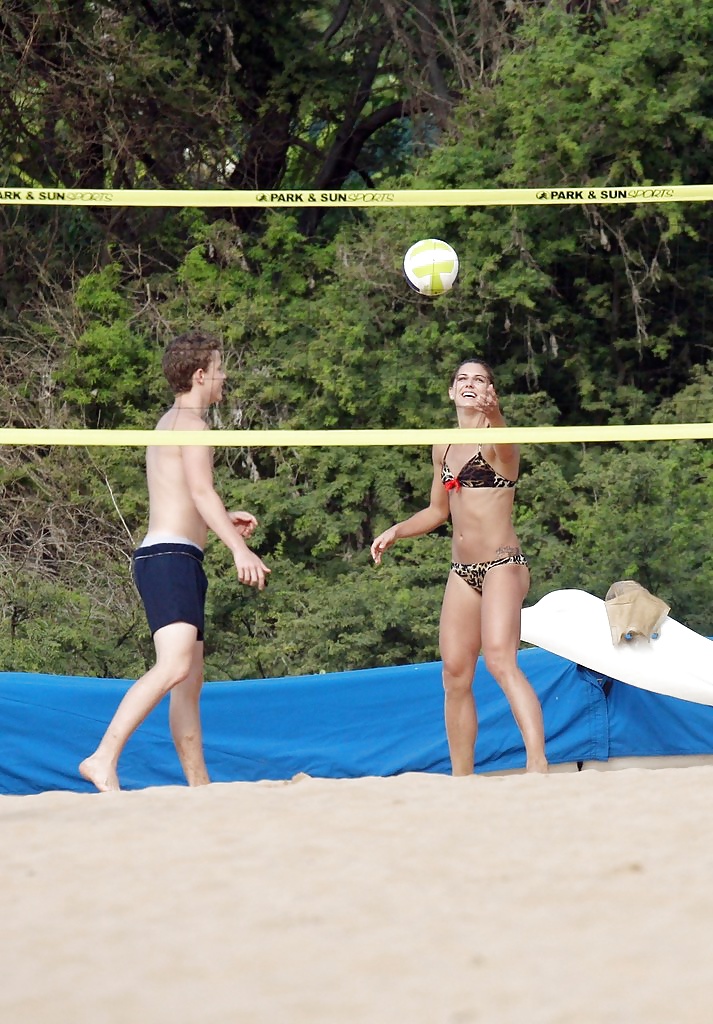 Alex Morgan Candids Plage Bikini #27259993