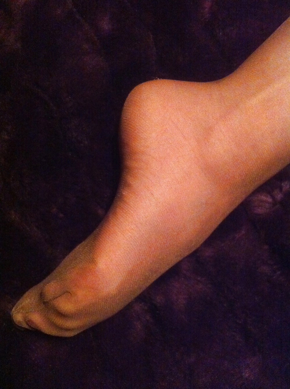 Dedos de los pies rojos y nylons
 #35474662