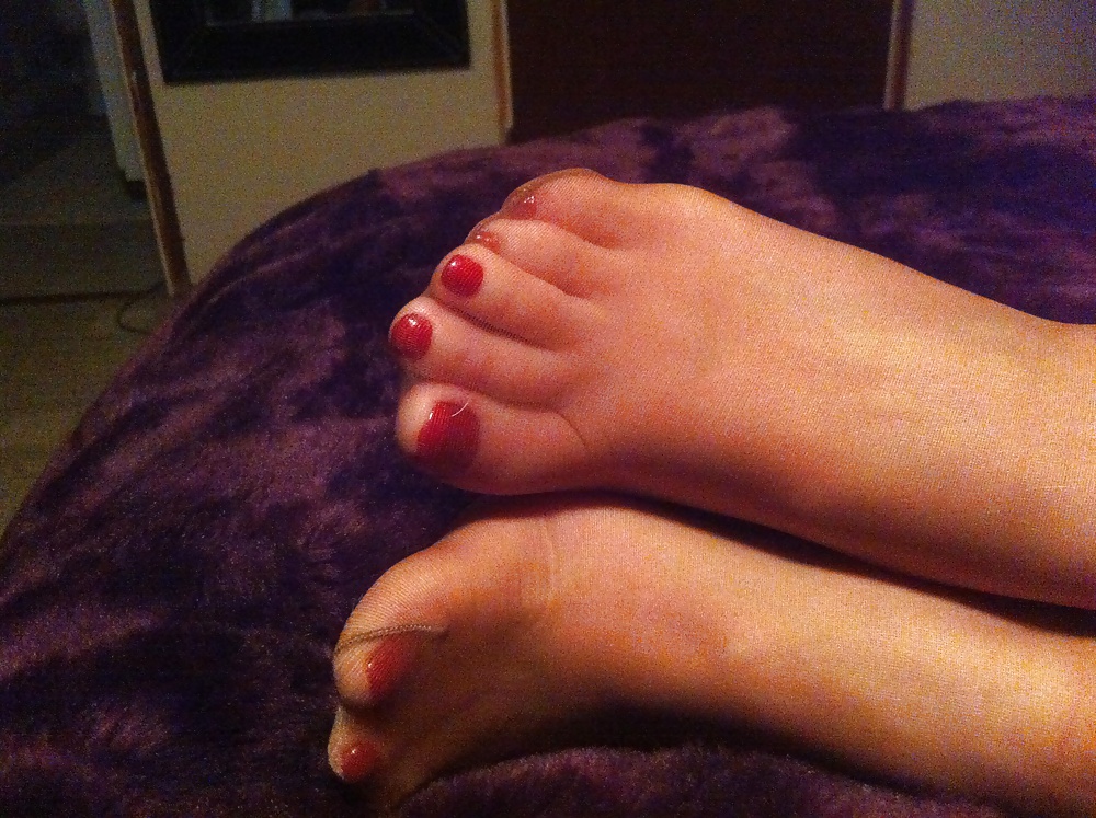 Dedos de los pies rojos y nylons
 #35474721