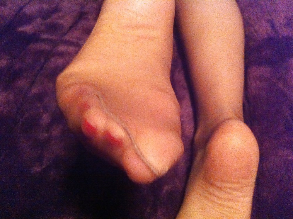 赤い足の指とナイロン
 #35474762