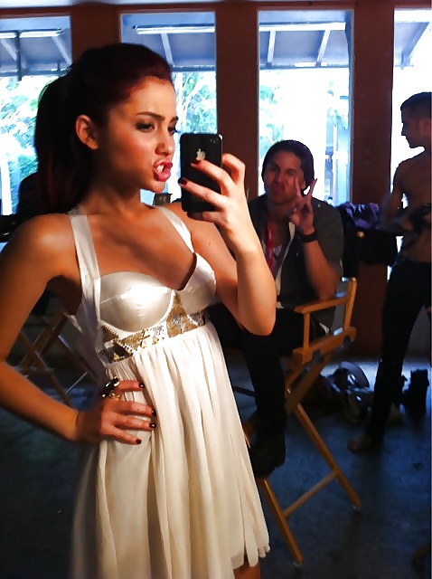 Ariana grande
 #29613292