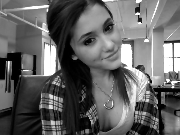 Ariana grande
 #29613325