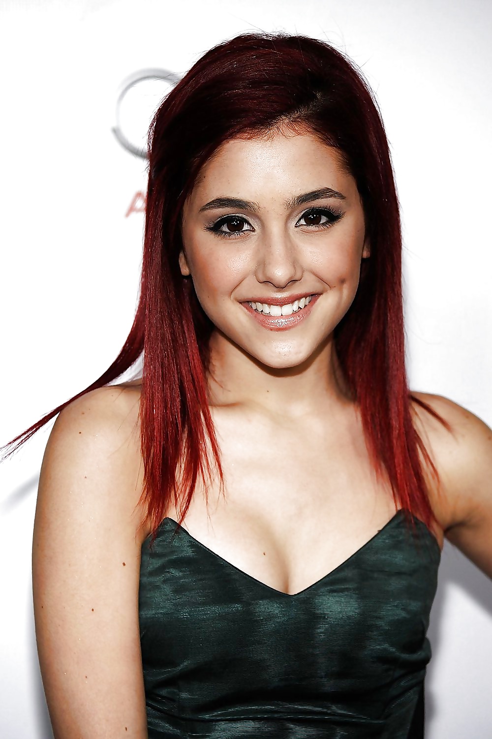 Ariana grande
 #29613363