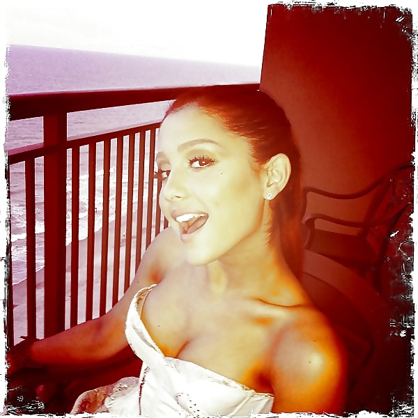 Ariana grande
 #29613469