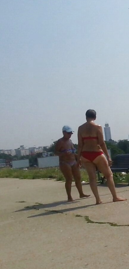 Espía viejo + joven en la playa rumana
 #28346271