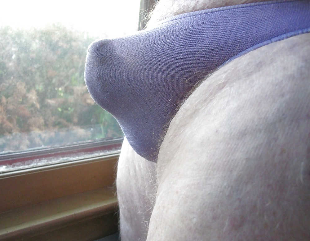 Mutandine viola davanti alla finestra
 #29840364