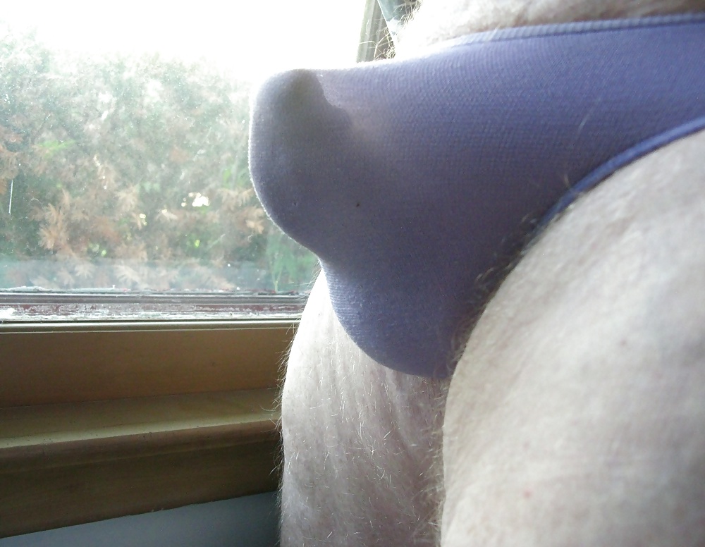 Mutandine viola davanti alla finestra
 #29840389
