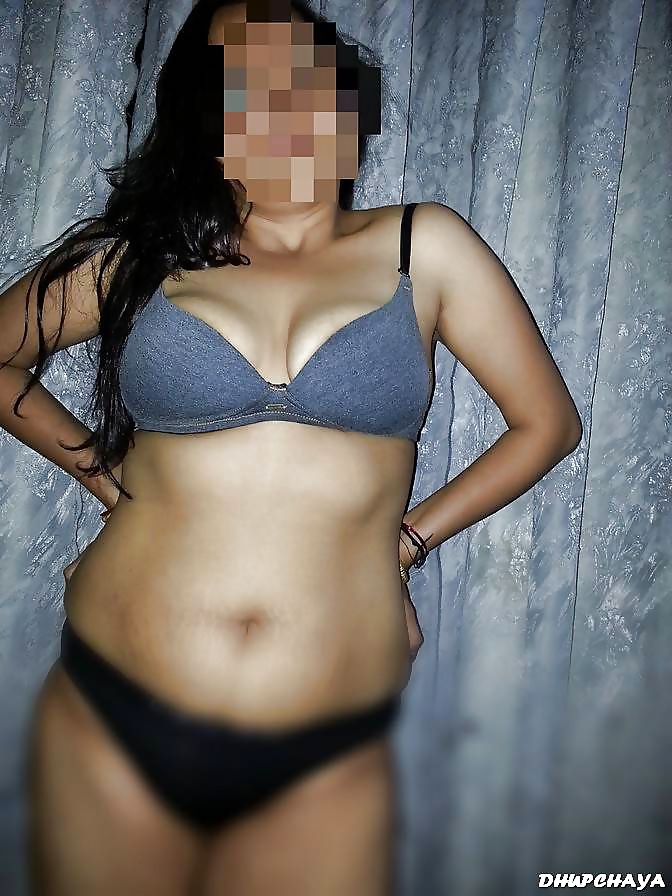 DESI SUPER HOT BHABHI SHOW HER SEXY ASSETS #26982023