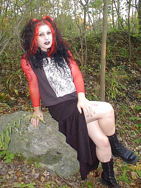Anastaisa (4) Friedhof (gotische Alt. Punk-Mädchen) #32685038
