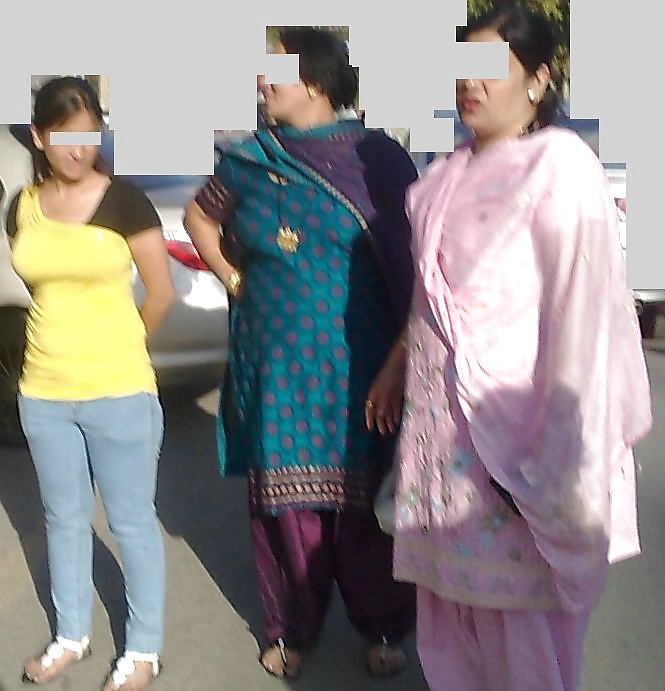 Ragazze indiane in strada candide parte 2
 #31454448