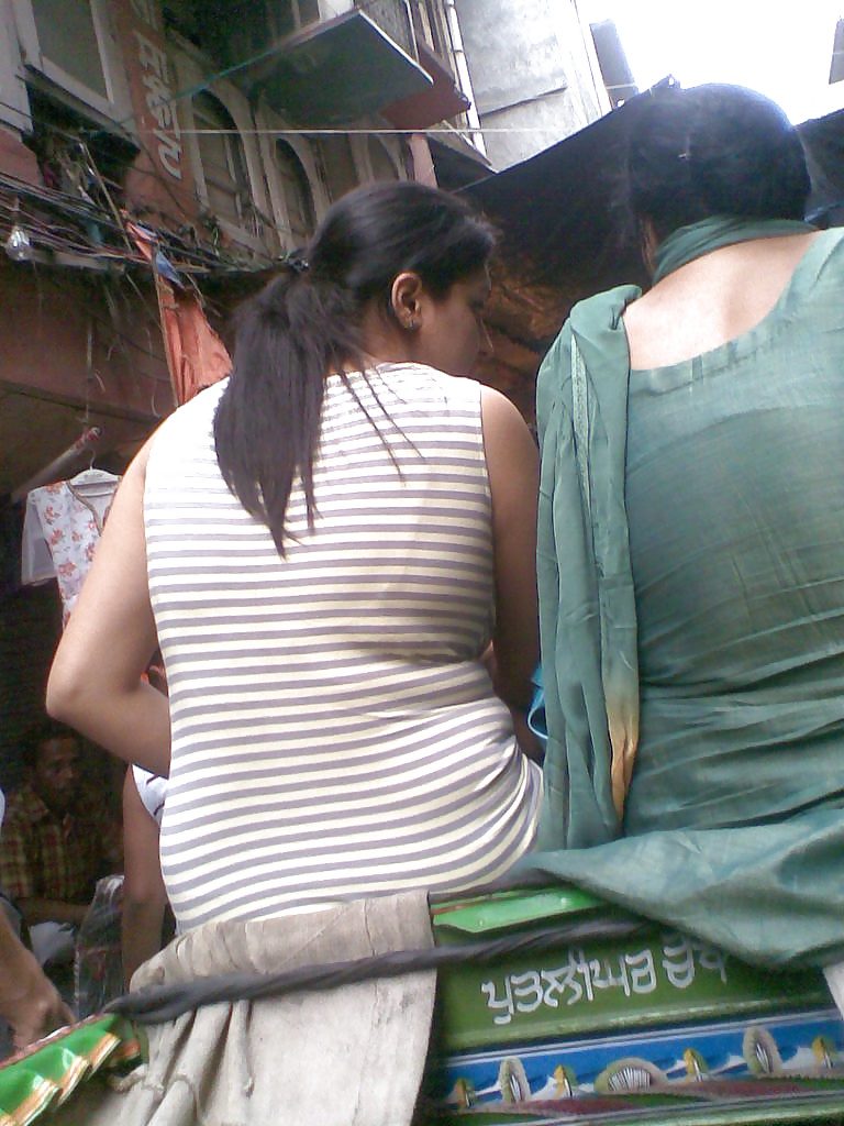 Ragazze indiane in strada candide parte 2
 #31454489