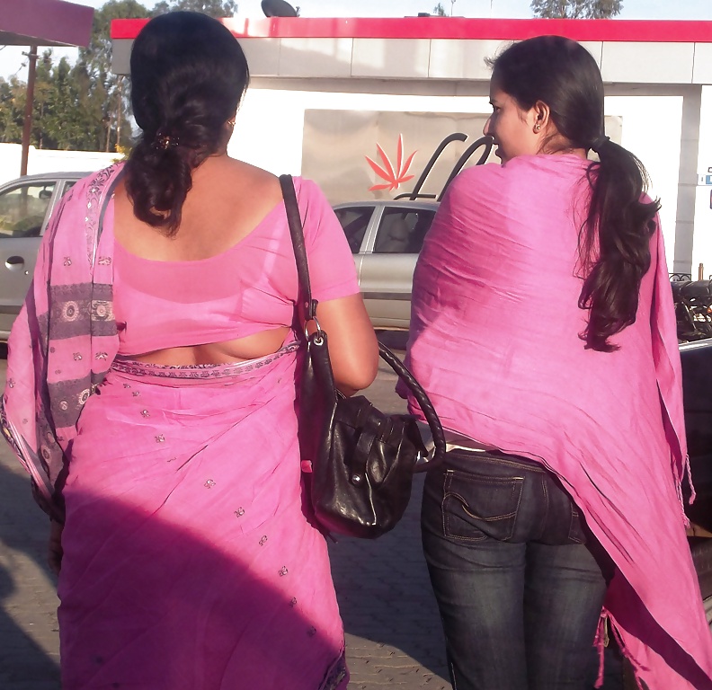 Ragazze indiane in strada candide parte 2
 #31454492