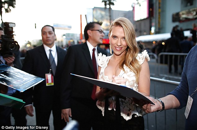 Scarlett johansson captain americathewinter soldier premiere
 #25470426