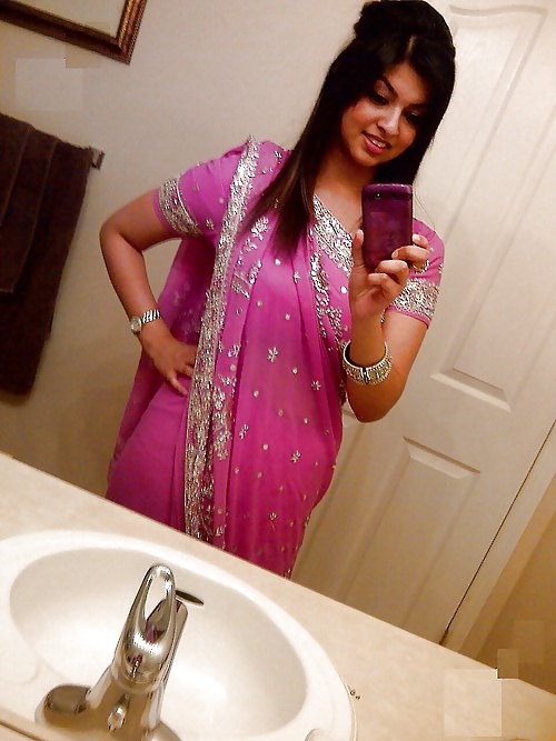 Chica india con lencería rosa caliente
 #30581214