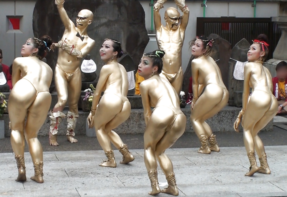 中国の女の子、金色のペンキ、熱い公共のおっぱいとお尻
 #32930796