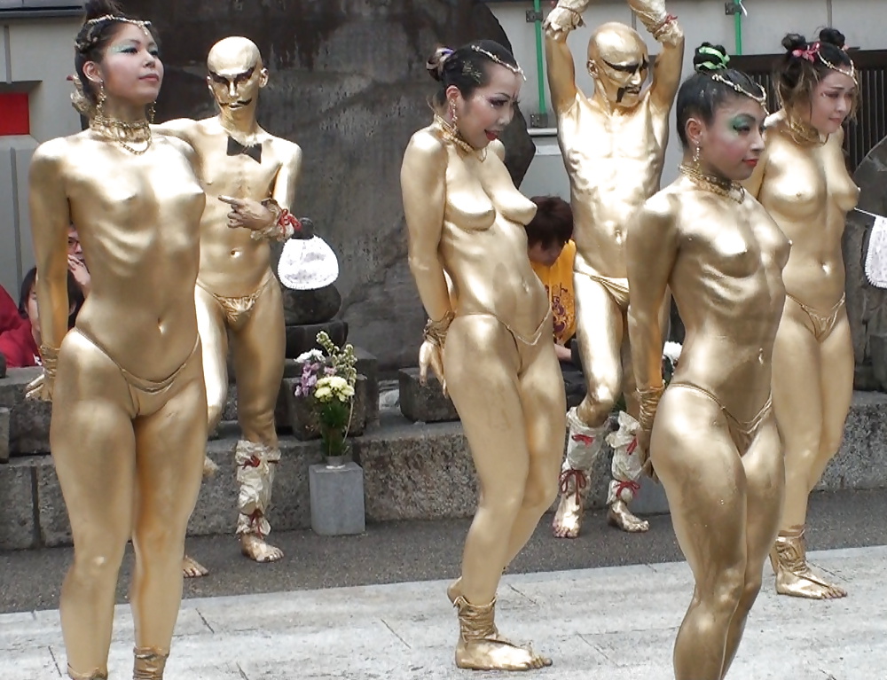 Ragazze cinesi- vernice dorata- tette e culo caldi in pubblico
 #32930800