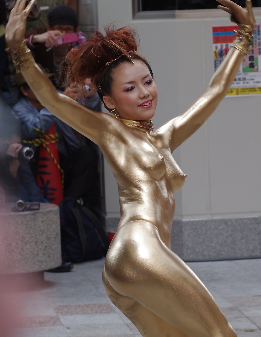中国の女の子、金色のペンキ、熱い公共のおっぱいとお尻
 #32930804