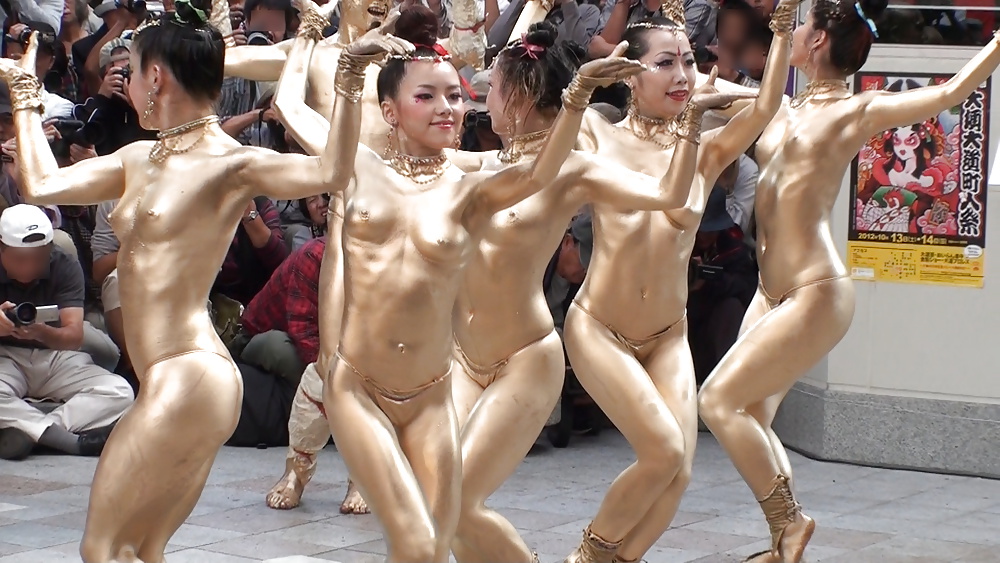Ragazze cinesi- vernice dorata- tette e culo caldi in pubblico
 #32930806
