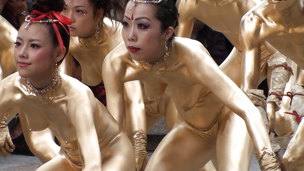 Ragazze cinesi- vernice dorata- tette e culo caldi in pubblico
 #32930821