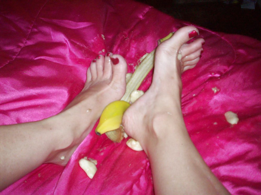 Piedi coperti di banana
 #34430785