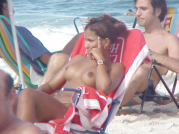 Nuda sulla spiaggia 10
 #28724153