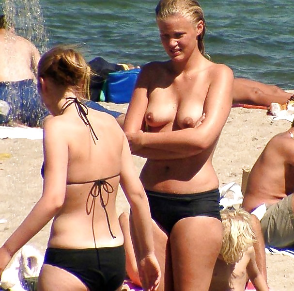Nuda sulla spiaggia 10
 #28724194