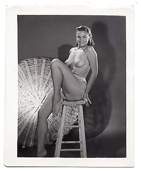 Vintage Single Mädchen In B & W #24884749