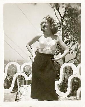 Vintage Single Mädchen In B & W #24884988