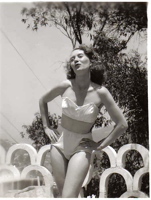 Vintage Single Mädchen In B & W #24884992