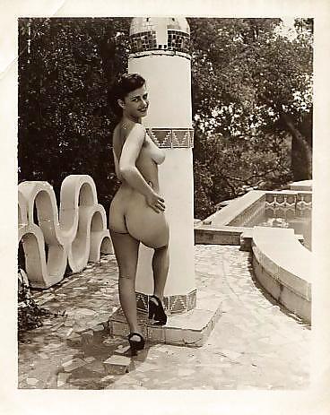 Vintage Single Mädchen In B & W #24885549