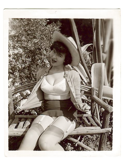 Vintage Single Mädchen In B & W #24885663