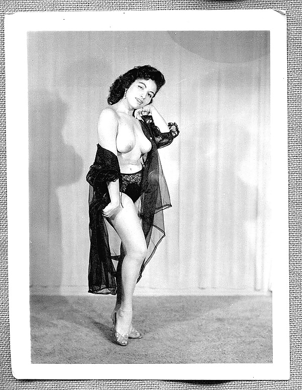 Vintage Single Mädchen In B & W #24886845