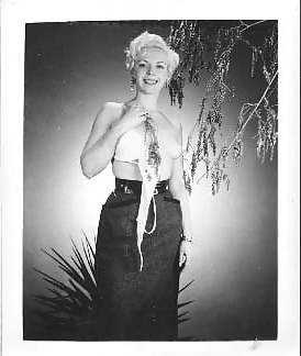 Vintage Single Mädchen In B & W #24886865