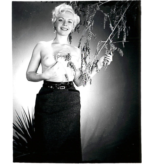 Vintage Single Mädchen In B & W #24886869