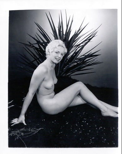 Vintage Single Mädchen In B & W #24886911