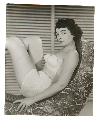 Vintage Single Mädchen In B & W #24888051