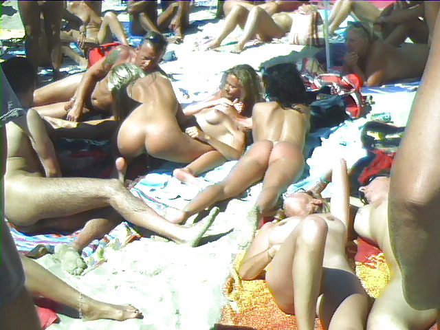 Sesso di gruppo amatoriale in spiaggia #rec voyeur g20
 #22994490