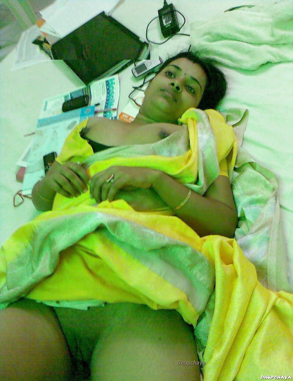 Bengalí joven casado desnudar su sari 
 #24229647