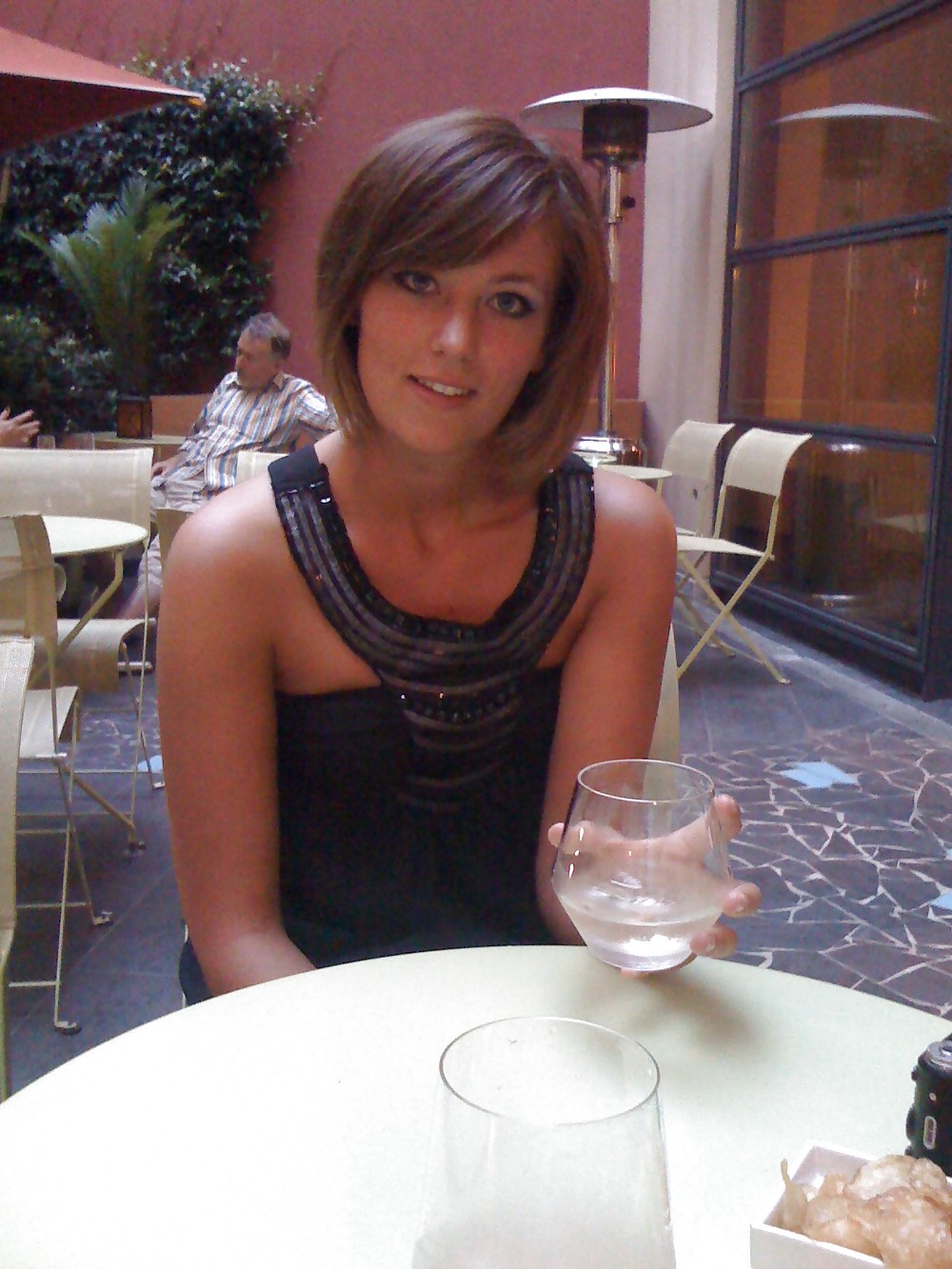 Ragazza in una brasserie francese
 #36678405