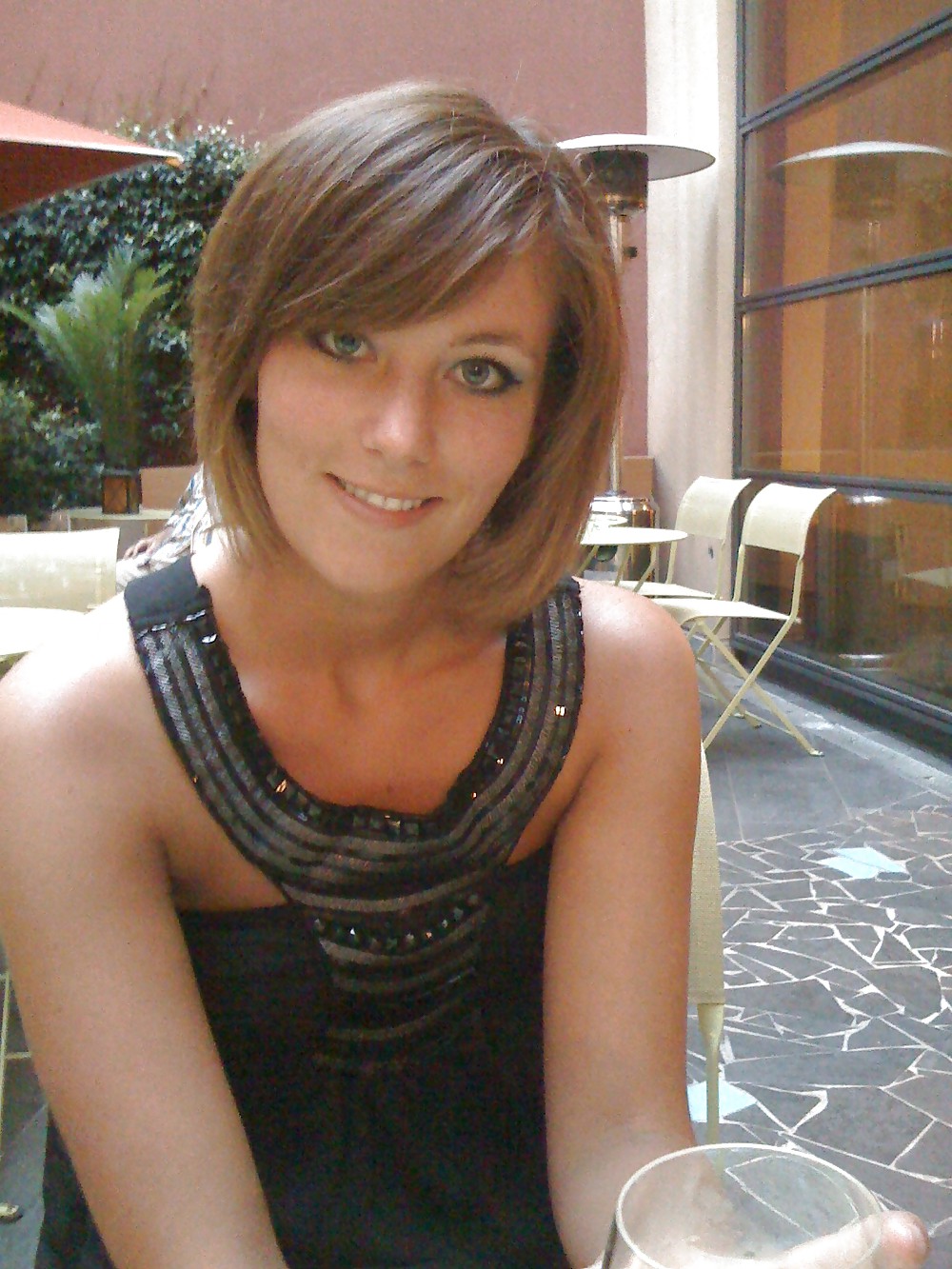 Ragazza in una brasserie francese
 #36678411