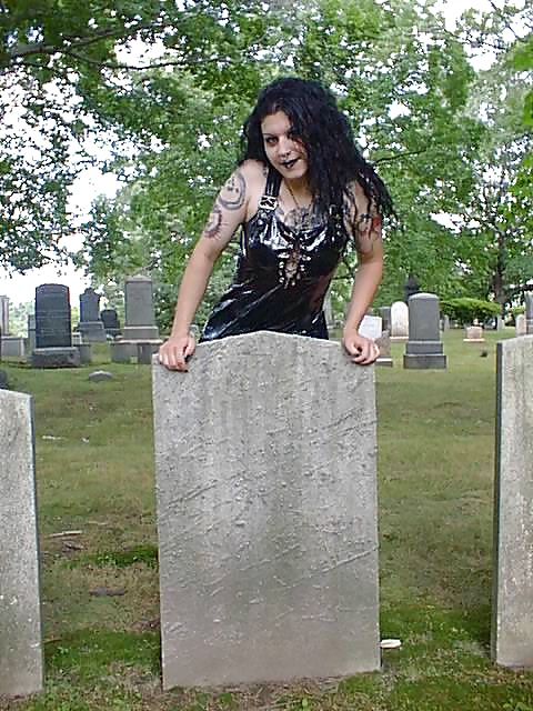 Anastaisa (3) cimitero (gothic alt. ragazza)
 #30699442