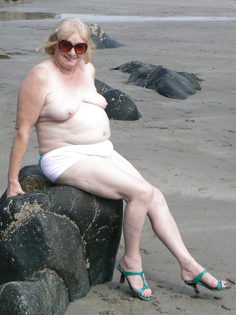 ビーチでのブロンドの裸のおばあさん
 #26080762
