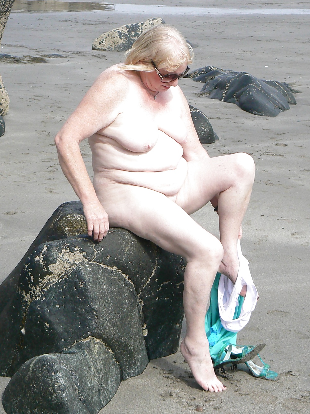 ビーチでのブロンドの裸のおばあさん
 #26080768