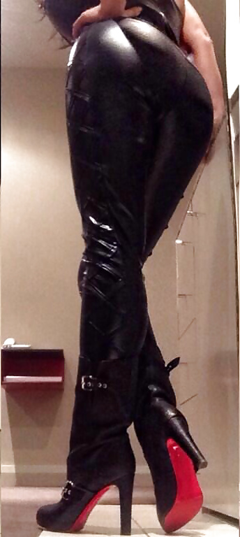 Liege Deiner Goddess Zu Fuessen #31214419