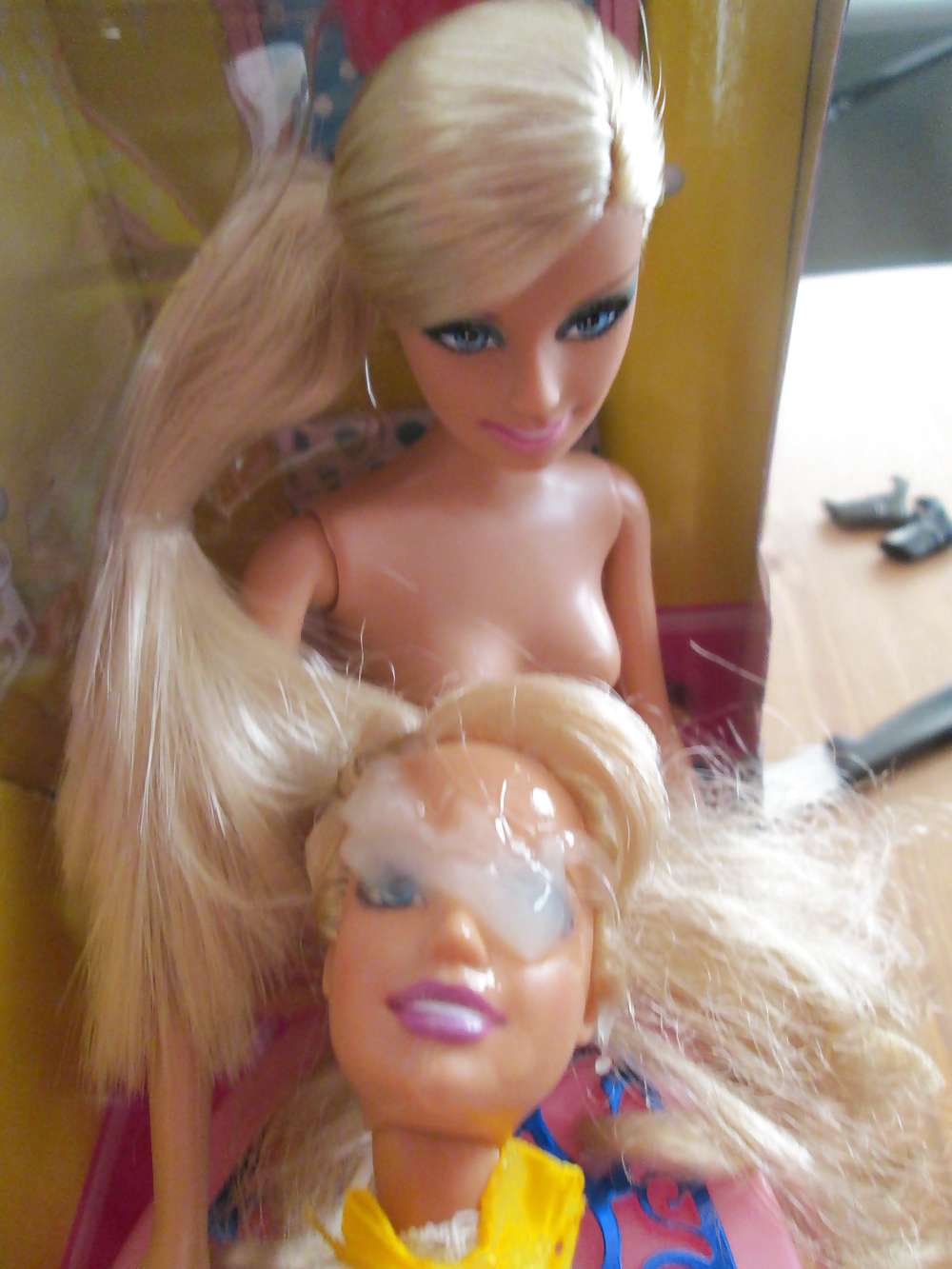 Doppel Barbie Schwestern Teilen Sich Einen Snack #40383820