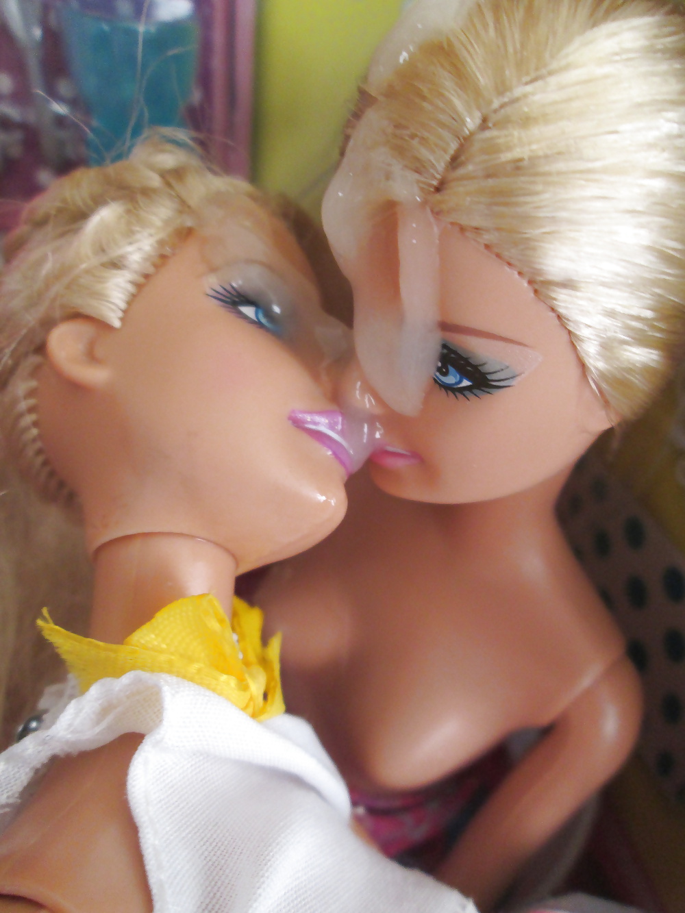 Doppel Barbie Schwestern Teilen Sich Einen Snack #40383847