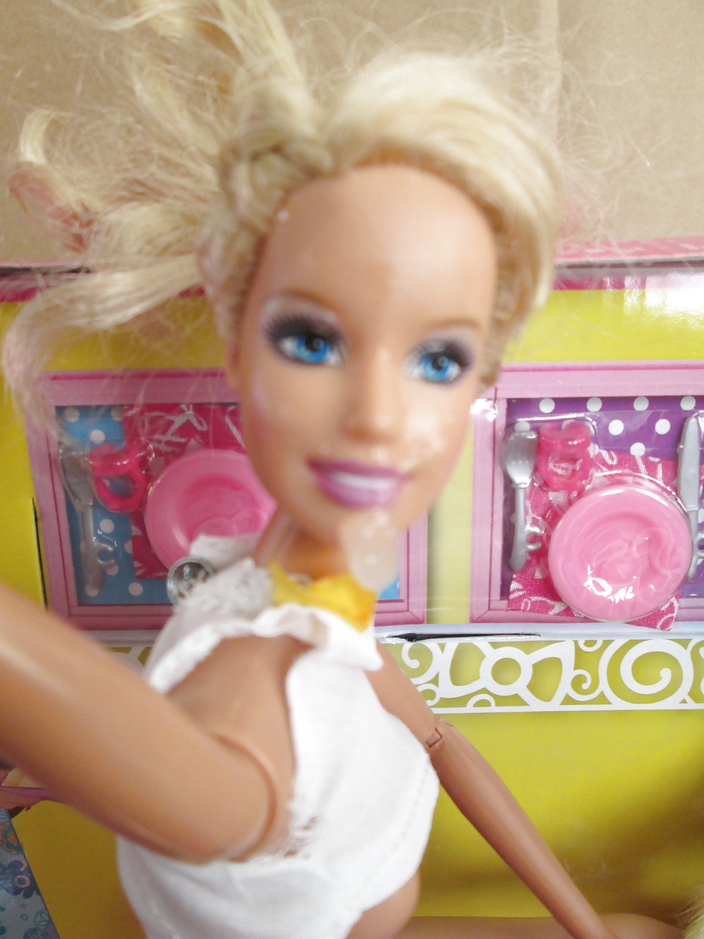 Doppel Barbie Schwestern Teilen Sich Einen Snack #40384001
