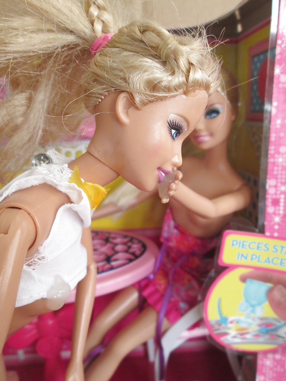 Doppel Barbie Schwestern Teilen Sich Einen Snack #40384044